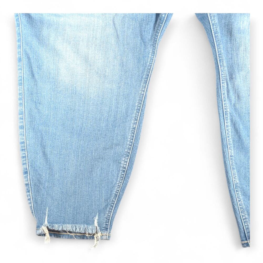Torrid Bombshell Skinny Jeans 28R NWT Button Fly Light Wash Distressed Plus Size - Picture 3 of 9